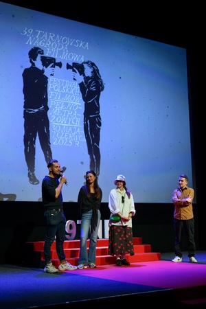 39. TNF - Dzień 2 (31.05.2025) - Na scenie twórcy "Utraty równowagi" zapraszający widzów na projekcję