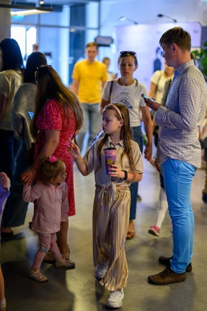 39. TNF - Dzień 2 (31.05.2025) - W hallu kina najmłodsi widzowie z rodzicami