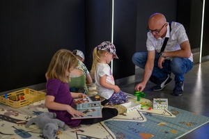 39. TNF - Dzień 2 (31.05.2025) - W hallu Marzenia najmłodsi widzowie uczestniczący w zabawach