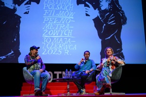 39. TNF - Dzień 2 (31.05.2025) - Na scenie od prawej: aktorka Agnieszka Dulęba-Kasz, reżyser Michał Grzybowski i prowadzący spotkanie Ryszard Jaźwiński po projekcji "Sezonów"