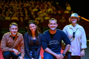 39. TNF - Dzień 2 (31.05.2025) - Na scenie twórcy "Utraty równowagi" od prawej: aktorka Nel Kaczmarek, reżyser Korek Bojanowski, aktorka Angelika Smyrgała, dyr. artystyczny 39. TNF Kuba Armata we wspólnym kadrze z tarnowską publicznością w tle