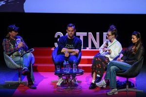 39. TNF - Dzień 2 (31.05.2025) - Na scenie od prawej: aktorki  Angelika Smyrgała, Nel Kaczmarek, reżyser Korek Bojanowski i prowadzący spotkanie Ryszard Jaźwiński po projekcji "Utraty równowagi"