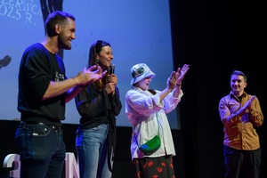 39. TNF - Dzień 2 (31.05.2025) - Na scenie twórcy "Utraty równowagi" zapraszający widzów na projekcję