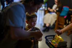 39. TNF - Dzień 2 (31.05.2025) - Najmłodsi widzowie wchodzący na salę kinową