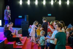 39. TNF - Dzień 2 (31.05.2025) - Najmłodsi widzowie z rodzicami w sali kinowej w oczekiwaniu na seans