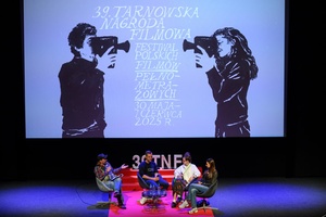 39. TNF - Dzień 2 (31.05.2025) - Na scenie od prawej: aktorki  Angelika Smyrgała, Nel Kaczmarek, reżyser Korek Bojanowski i prowadzący spotkanie Ryszard Jaźwiński po projekcji "Utraty równowagi"