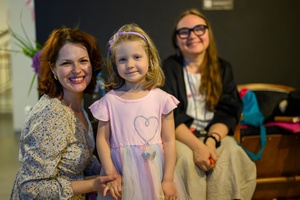 39. TNF - Dzień 2 (31.05.2025) - W hallu kina Zofia Stanecka we wspólnym kadrze z dziewczynką i jej mamą