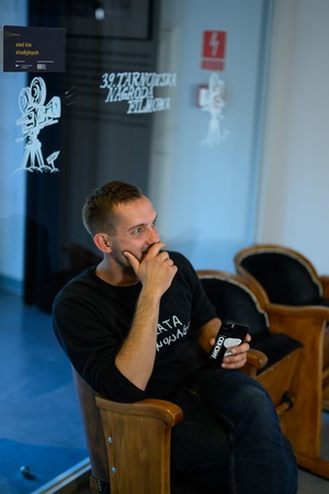 39. TNF - Dzień 2 (31.05.2025) - W hallu kina siedzący w fotelu Korek Bojanowski