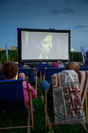 39. TNF - Dzień 2 (31.05.2025) - Publiczność w trakcie seansu "Piosenek o miłości" pod chmurką