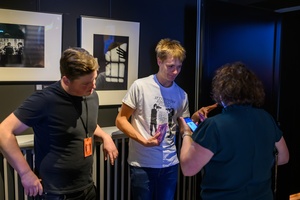 39. TNF - Dzień 2 (31.05.2025) - Wolontariusze TNF w hallu kina wpuszczający widzów na seans "Sezonów"