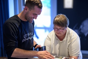 39. TNF - Dzień 2 (31.05.2025) - W hallu kina reżyser "Utraty równowagi" Korek Bojanowski składający autograf widzce