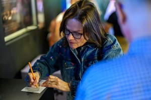 39. TNF - Dzień 2 (31.05.2025) - W hallu kina widzka wypełniająca kupon plebiscytu publiczności