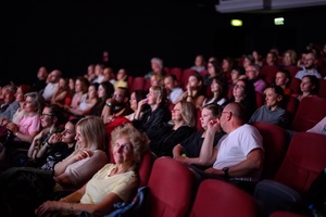 39. TNF - Dzień 2 (31.05.2025) - Widzowie w sali kinowej w oczekiwaniu na film