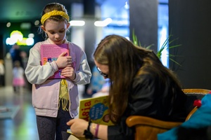 39. TNF - Dzień 2 (31.05.2025) - Zofia Stanecka podpisująca w hallu kina swoją książkę dla widzki