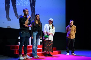 39. TNF - Dzień 2 (31.05.2025) - Na scenie twórcy "Utraty równowagi" zapraszający widzów na projekcję