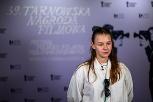 39. TNF - Dzień 2 (31.05.2025) - W hallu kina na ściance festiwalowej aktorka "Utraty równowagi" Nel Kaczmarek