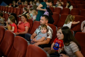 39. TNF - Dzień 2 (31.05.2025) - Najmłodsi widzowie z rodzicami w sali kinowej w oczekiwaniu na seans