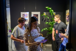 39. TNF - Dzień 2 (31.05.2025) - Festiwalowa publiczność w hallu kina przed projekcją "Sezonów"