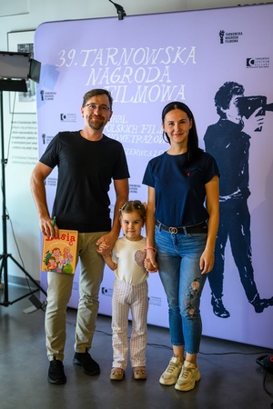 39. TNF - Dzień 2 (31.05.2025) - Rodzinny kadr na ściance w hallu Marzenia przed "Rozmarzonymi porankami"