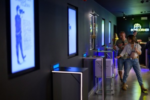 39. TNF - Dzień 2 (31.05.2025) - W hallu kina widzowie wrzucające do urny kupony plebiscytu publiczności