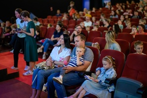 39. TNF - Dzień 2 (31.05.2025) - Najmłodsi widzowie z rodzicami w sali kinowej w oczekiwaniu na seans