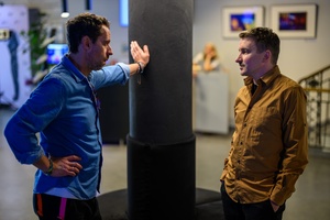 39. TNF - Dzień 2 (31.05.2025) - W hallu kina od lewej: Michał Grzybowski - reżyser filmu "Sezony" i Kuba Armata - dyr. artystyczny 39. TNF