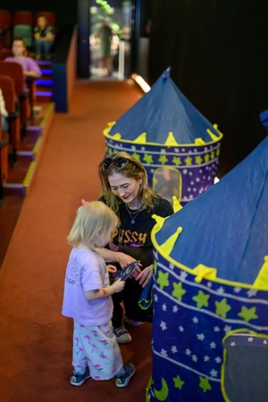 39. TNF - Dzień 2 (31.05.2025) - Najmłodsi widzowie z rodzicami w sali kinowej w oczekiwaniu na seans