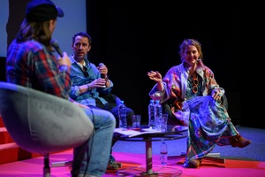 39. TNF - Dzień 2 (31.05.2025) - Na scenie od prawej: aktorka Agnieszka Dulęba-Kasz, reżyser Michał Grzybowski i prowadzący spotkanie Ryszard Jaźwiński po projekcji "Sezonów"