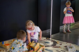 39. TNF - Dzień 2 (31.05.2025) - W hallu Marzenia najmłodsi widzowie uczestniczący w zabawach