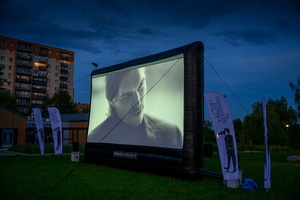 39. TNF - Dzień 2 (31.05.2025) - Na ekranie kina plenerowego kadr z filmu "Piosenki o miłości"