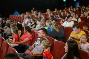 39. TNF - Dzień 2 (31.05.2025) - Najmłodsi widzowie z rodzicami w sali kinowej w oczekiwaniu na seans