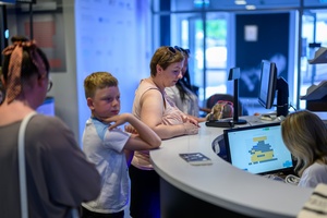 39. TNF: Dzień 3 (1.06.2025) - Najmłodsi widzowie z rodzicami w hallu Marzenia w oczekiwaniu na projekcję "Dziadku, wiejemy!"