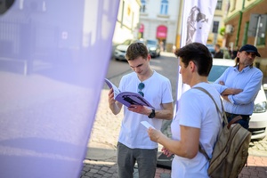 39. TNF: Dzień 3 (1.06.2025) - Festiwalowicze przed Marzeniem przybywający na projekcję konkursową "Dziewczyny z igłą"