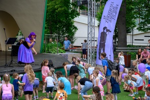 39. TNF: Dzień 3 (1.06.2025) - Najmłodsi widzowie uczestniczący w śpiewających zabawach przed spektaklem "Pan Doremi" w Amfiteatrze Letnim