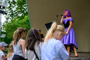 39. TNF: Dzień 3 (1.06.2025) - Najmłodsi widzowie uczestniczący w śpiewających zabawach przed spektaklem "Pan Doremi" w Amfiteatrze Letnim