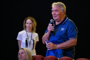 39. TNF: Dzień 3 (1.06.2025) - Widz zadający z publiczności pytanie twórcom filmu "Światłoczuła"