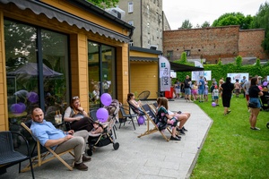 39. TNF: Dzień 3 (1.06.2025) - Publiczność zebrana w Amfiteatrze Letnim w oczekiwaniu na spektakl dla dzieci "Pan Doremi"