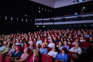 39. TNF: Dzień 3 (1.06.2025) - Festiwalowicze w w sali kinowej w oczekiwaniu na projekcję konkursową "Dziewczyny z igłą"
