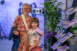 39. TNF: Dzień 3 (1.06.2025) - Najmłodsi widzowie z rodzicami w hallu Marzenia w oczekiwaniu na projekcję "Dziadku, wiejemy!"