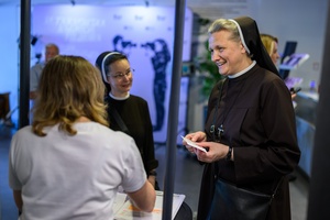 39. TNF: Dzień 3 (1.06.2025) - Festiwalowicze w hallu kina w oczekiwaniu na projekcję konkursową "Dziewczyny z igłą"