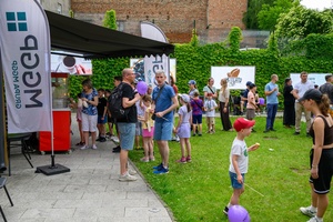 39. TNF: Dzień 3 (1.06.2025) - Publiczność zebrana w Amfiteatrze Letnim w oczekiwaniu na spektakl dla dzieci "Pan Doremi"