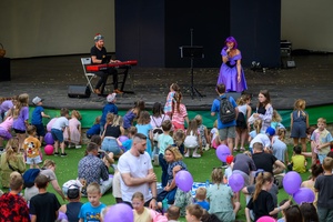 39. TNF: Dzień 3 (1.06.2025) - Najmłodsi widzowie uczestniczący w śpiewających zabawach przed spektaklem "Pan Doremi" w Amfiteatrze Letnim