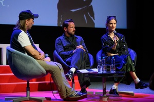 39. TNF: Dzień 3 (1.06.2025) - Na scenie Marzenia, od lewej: prowadzący Ryszard Jaźwiński, reżyser Tadeusz Śliwa i aktorka Matylda Giegżno podczas spotkania z publicznością po projekcji "Światłoczułej"