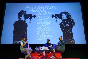 39. TNF: Dzień 3 (1.06.2025) - Na scenie Marzenia od prawej: producent "Dziewczyny z igłą" Mariusz Włodarski , reżyser filmu Magnus von Horn i prowadzący spotkanie z twórcami przed publicznością Ryszard Jaźwiński