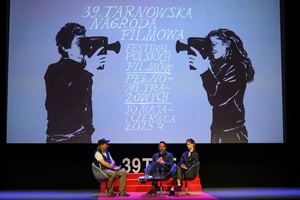 39. TNF: Dzień 3 (1.06.2025) - Na scenie Marzenia, od lewej: prowadzący Ryszard Jaźwiński, reżyser Tadeusz Śliwa i aktorka Matylda Giegżno podczas spotkania z publicznością po projekcji "Światłoczułej"