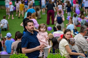 39. TNF: Dzień 3 (1.06.2025) - Publiczność zebrana w Amfiteatrze Letnim w oczekiwaniu na spektakl dla dzieci "Pan Doremi"