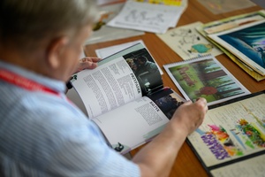 39. TNF: Dzień 3 (1.06.2025) - W oczekiwaniu na warsztatowiczów w DKW Eugeniusz Gordziejuk przeglądający katalog 39. TNF w DKW