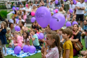 39. TNF: Dzień 3 (1.06.2025) - Najmłodsi widzowie uczestniczący w śpiewających zabawach przed spektaklem "Pan Doremi" w Amfiteatrze Letnim