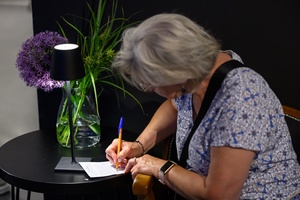 39. TNF: Dzień 3 (1.06.2025) - W hallu kina festiwalowiczki wypełniający kupony plebiscytu publiczności