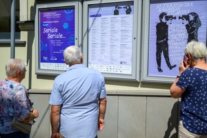 39. TNF: Dzień 3 (1.06.2025) - Festiwalowicze czytający program 39. TNF w gablocie przy ul. Staszica